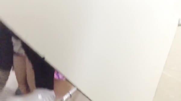 某站流出国内牛人潜入某KTV隔板女厕露脸近距离偷拍美女嘘嘘